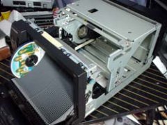 内部はほとんど空洞なのが判る☆、前半分をCDが埋め尽くし、後ろ半分をCDユニットが動き回る☆