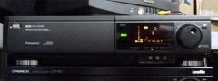 NV-FS90☆、実はこのデッキ、私が一番最初に買ったS-VHSデッキと同じです☆、どこが壊れて買い換えたかのかさえ覚えていませんが、持ってました☆、下にあるのはCLD-970、下の写真ではFS90とは違うデッキが上に乗ってますねェ(笑)