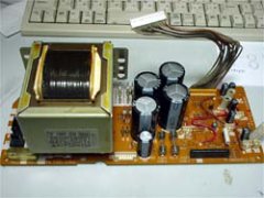 このトランスが重いのなんのって…、基板だけを持って持ち上げると、壊れる事確実!!