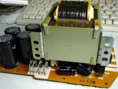 トランスの下にもコンデンサが…、仕方が無いので斜めに倒して取りつけています★