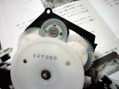 このギヤのポッチが重要なんですよ、後でこのポッチにはまりました★