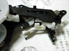 スライド板のこっちにあるプラスチックのピンがスライド板の下に入ってしまうとダメ★