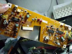 青のコンデンサは6.3V 47μF、緑は16V 47μF、黒は50V 1μF、しかし、青の1本だけが50V 1μFだった、何故!??