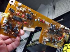 ほとんどのコンデンサを普通に手に入るタイプのコンデンサにしました、どうしても普通のタイプで入らない場所にだけ、高さ5ミリのコンデンサを使いました☆