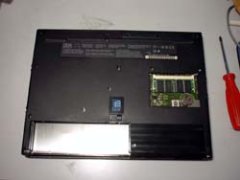 組み立て時に、ネジ穴を数えてみると13個!!って、メモリーカバーの穴を忘れてます(私はどこか内部を閉め忘れたかと思いました)