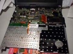 ケーブルを切らない様に注意!、手前に本を置いてその上に乗せると良いかも☆