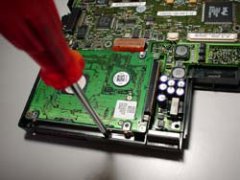 私はHDDからコネクタを外す時は針と薄い定規を使ってます、意外に固いのでコネクタを引っ張ると壊れそうで…