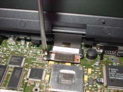 実はマザーボードの裏からシールド板が放熱板の様になってCPU裏のマザーに密着してます